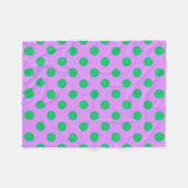 Grüne Polka-Punkte auf Lila Fleecedecke (Vorderseite (Horizontal))