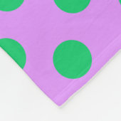 Grüne Polka-Punkte auf Lila Fleecedecke (Ecke)