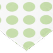 Grüne Polka-Punkte auf Weiß Tischdecke (Schrägansicht)
