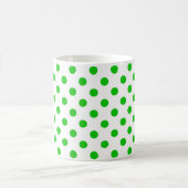 Grüne Polka-Punkte mit weißem Hintergrund Kaffeetasse (Mittel)