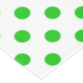 Grüne Polka-Punkte mit weißem Hintergrund Tischdecke (Schrägansicht)