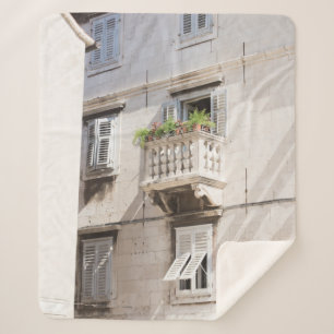 GRÜNE PUNKTE PFLANZE AUF BROWN CONCRETE HOUSE BAL SHERPADECKE