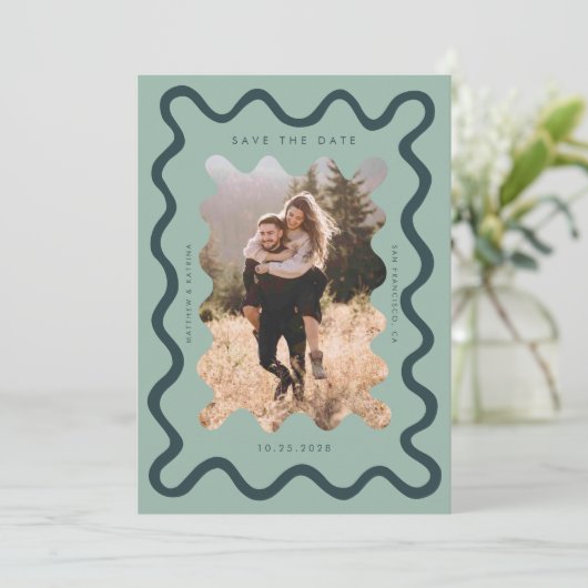 Grüne, quadratische Wavy-Rahmen-Hochzeit Save The Date (Stehend Vorderseite)