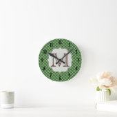 Grüne Quarterfolie Latti Monogram Wall Clock Runde Wanduhr (Zuhause)