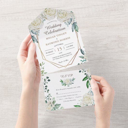 Grüne Rasenfläche und Weiße Rosen Rustikal All In One Einladung (Abreißen)