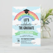 Grüne Regenbogenwolken Feiern wir den Graduate Einladung (Stehend Vorderseite)