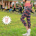 Grüne rosa Korallenfedern im dunklen Hintergrund Capri Leggings<br><div class="desc">Dieses lustige,  tropische Federn Muster Design Features auf einem dunklen Hintergrund hat eine komplementäre rosa Bundfarbe. Eine lustige Mode für Yoga und andere Aktivitäten. Eine besondere Geschenkidee für einen Geburtstag,  zurück zur Schule,  neue Fitness oder anderen besondere Anlass.</div>