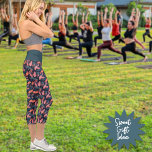 Grüne rosa Korallenfedern im dunklen Hintergrund Capri Leggings<br><div class="desc">Dieses lustige,  tropische Feather-Muster-Design auf einem dunklen Hintergrund hat eine komplementäre Bundfarbe. Eine lustige Mode für Yoga,  Gymnastik und andere Aktivitäten. Auch für die Unterhaltung ist gesorgt. Es kann auch eine großartige Geschenkidee für die aktiven Menschen in Ihrem Leben machen.</div>