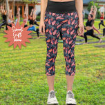 Grüne rosa Korallenfedern im dunklen Hintergrund Capri Leggings<br><div class="desc">Dieses lustige tropische Feather Muster Design Features auf einem dunklen Hintergrund hat einen schwarzen Bund. Ein lustiges Design für Unterhaltung,  Yoga und andere Aktivitäten. Eine besondere Geschenkidee für einen Geburtstag,  zurück zur Schule,  neue Fitness oder anderen besondere Anlass.</div>