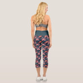 Grüne rosa Korallenfedern im dunklen Hintergrund Capri Leggings (Rückseite)