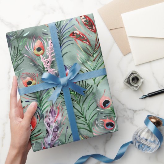 Grüne rote Pfauenfedern Geschenkpapier (Schenken)