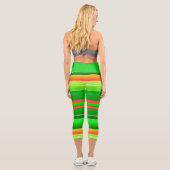 Grüne rote Weihnachtsgestreift Capri Leggings (Rückseite)