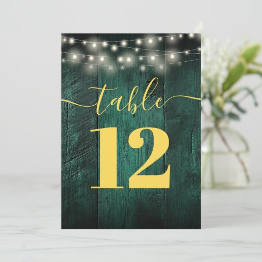 Grüne rustikale Barnholz-String-Tischnummer Einladung (Stehend Vorderseite)