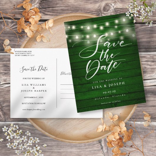 Grüne, rustikale Holzreihenleuchten Save the Date Postkarte