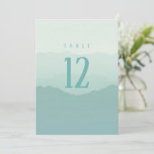 Grüne sanfte Berge Hochzeitszeichen Tischnummer (Stehend Vorderseite)