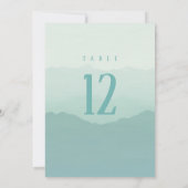 Grüne sanfte Berge Hochzeitszeichen Tischnummer (Rückseite)