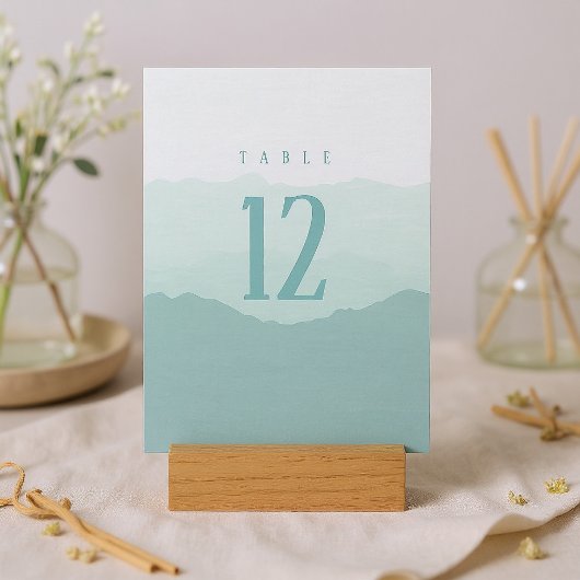 Grüne sanfte Berge Hochzeitszeichen Tischnummer