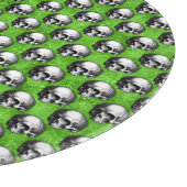 Grüne Schädel und Sonnenblumen, Design 6 Schneidebrett (Ecke)
