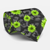 Grüne Schädel und Sonnenblumen, Design 7 Krawatte (Gerollt)
