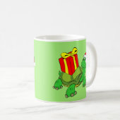Grüne Schildkröte mit Weihnachtsgeschenk Klassisch Kaffeetasse (VorderseiteRechts)