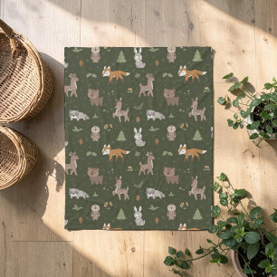 Grüne schlafende kleine Waldtiere Fleecedecke