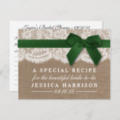Grüne Schleife auf Burlap & Lace Brautparty Rezept Einladungspostkarte (Vorne/Hinten)
