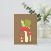 Grüne Schnecke auf rot gesprenkelten Pilzen Postkarte (Stehend Vorderseite)