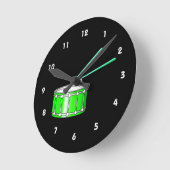 grüne Schnürgrafik mit Sticks Runde Wanduhr (Winkel)