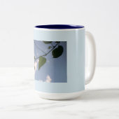 Grüne Schriften in Deep Blue Sky Zweifarbige Tasse (VorderseiteRechts)