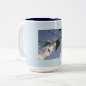 Grüne Schriften in Deep Blue Sky Zweifarbige Tasse (Vorderseite Links)