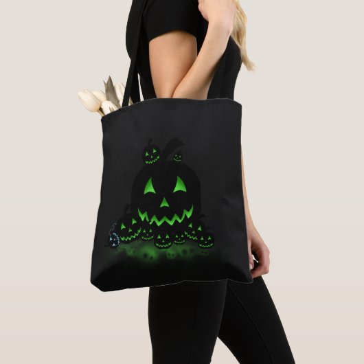Grüne, schwarze Halloween-Kürbislaternen Tasche (Von Nahem)
