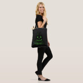 Grüne, schwarze Halloween-Kürbislaternen Tasche (Am Model)