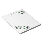 grüne schwarze Mannschaftsfarben Fußballbälle pers Notizblock (angewinkelt)