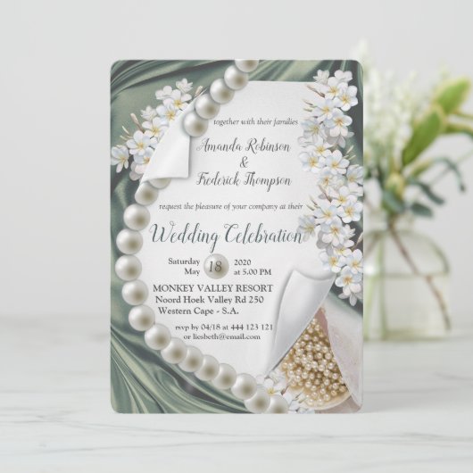 Grüne Seide & Elfenbeinperlen Hochzeit Einladung (Stehend Vorderseite)