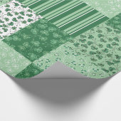 Grüne Shamrock-Faux-Patchwork-Geschenkpapier Geschenkpapier (Ecke)