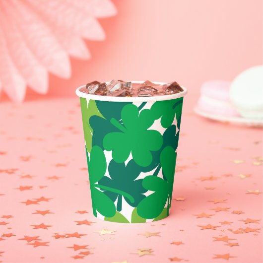 Grüne Shamrock-Papierbecher zum St. Patrick's Day Pappbecher (Insitu)