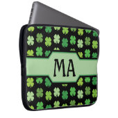 Grüne Shamrocks mit monogrammierten Initialen Laptopschutzhülle (Vorne Rechts)