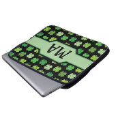 Grüne Shamrocks mit monogrammierten Initialen Laptopschutzhülle (Vorne Knopf)