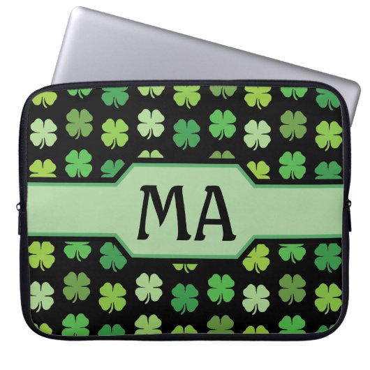 Grüne Shamrocks mit monogrammierten Initialen Laptopschutzhülle (Vorderseite)