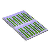 Grüne Skier auf lila Notebook Notizblock (Rechte Seite)