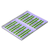 Grüne Skier auf lila Notebook Notizblock (Linke Seite)