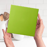 Grüne Solid-Schlichte Farbkachel-Chartreuse Fliese<br><div class="desc">Dieses einfache, minimalistische und moderne Design ist eine schlichte und solide Farbe Fliesen, die mit jedem Schema passt. Sie können es als Wandfliese als Highlight oder ganze Wand für einen Backspritz in Ihrer Küche oder Bad oder Schlammraum oder als Ersatz für Vintage Kaminfliesen. Diese Keramik ist in 2 Größen erhältlich...</div>