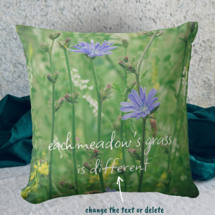 Grüne Sommerwiese mit blauen Blumen Kissen
