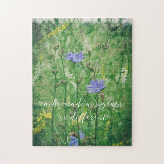 Grüne Sommerwiese mit blauen Blumen Puzzle (Vertikal)