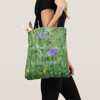 Grüne Sommerwiese mit blauen Blumen Tasche