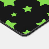 Grüne Sterne auf schwarzem Muster Schreibtischunterlage (Ecke)