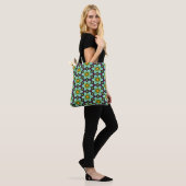 Grüne Sterne Blumenmuster Tasche (Am Model)