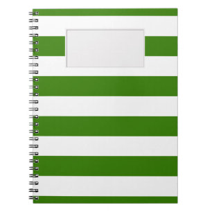 Grüne Streifen auf irgendeiner Farbe mit Aufklebe Notizblock
