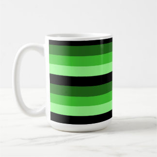 Grüne Streifen in verschiedenen Schattierungen mit Kaffeetasse