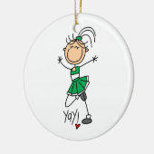 Grüne Strichmännchen-Cheerleader-T - Shirts und Keramikornament (Links)